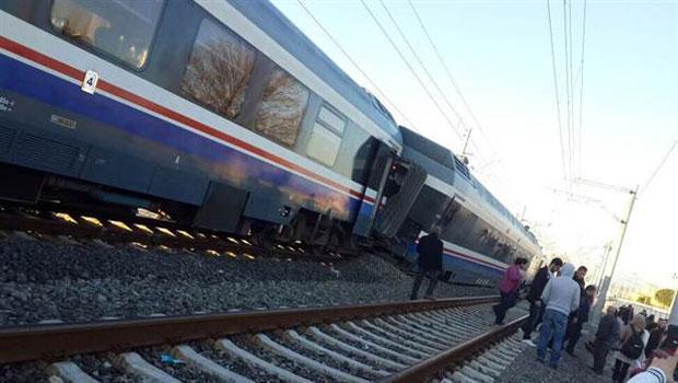 Zmir De Yolcu Treni Raydan Kt Son Dakika Haber