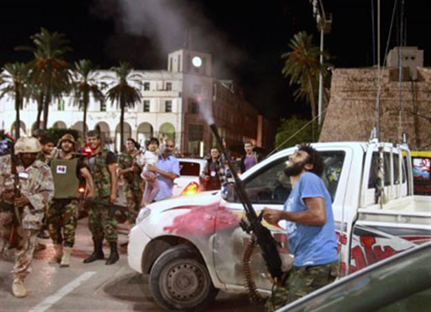 Libya fighters capture Gadhafis son
