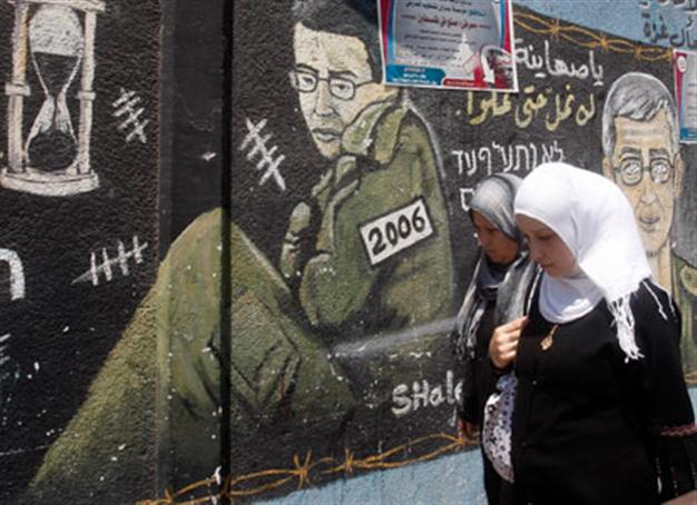 Israel, Hamas announce deal on captured soldier