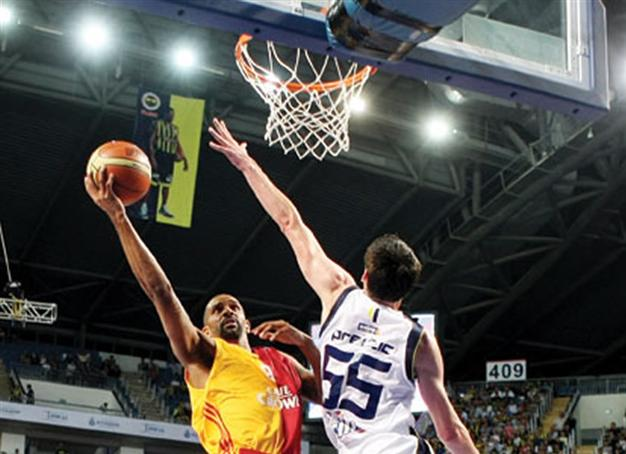 Two fierce rivals meet on basketball court