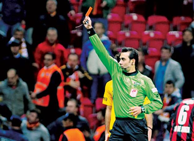 Turkish supporters show irritation for the ‘men in black’ again