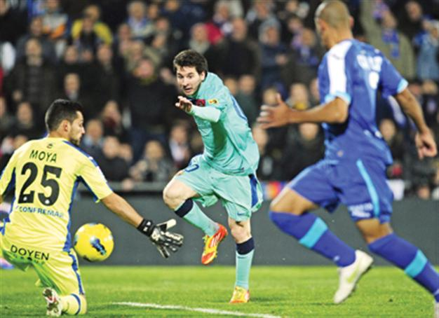 Alves confident of Barca cutting deficit