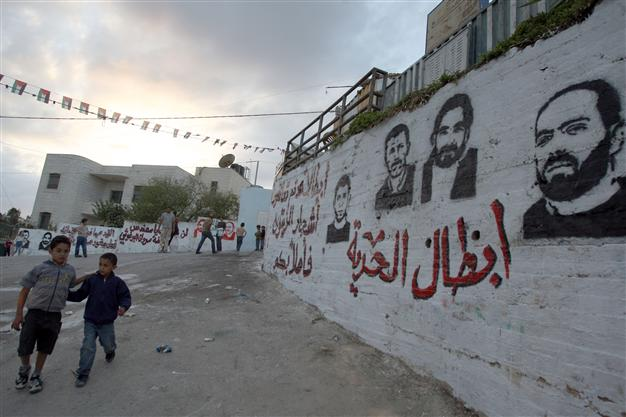 Israelis, Palestinians ready for historic prisoner swap