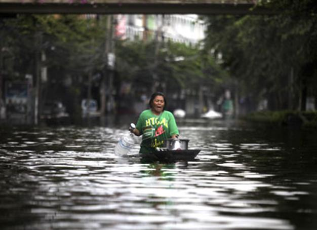 Bangkok residents flee as floods threaten dikes