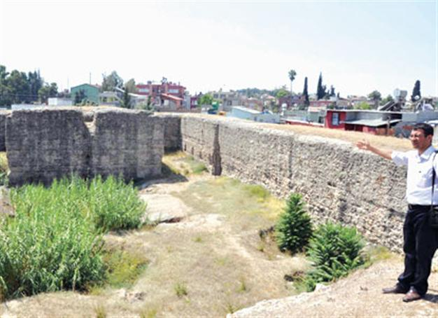 Tarsus district’s old Donuktaş temple waits for regulations
