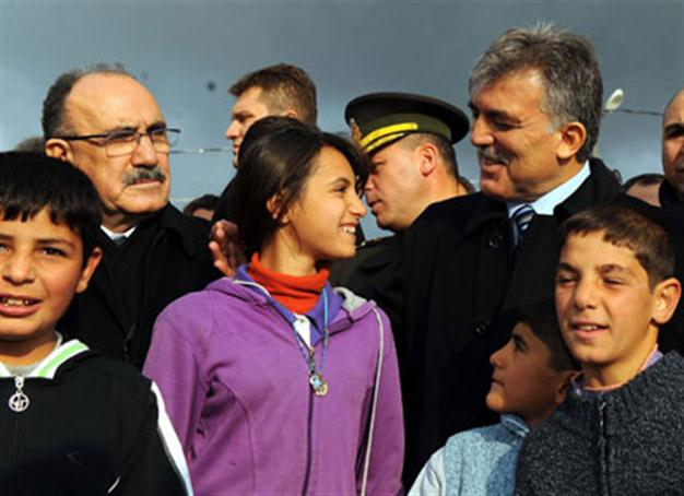 Turkish President Gül visits quake survivors in Van