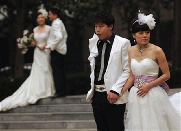 Asian couples rush to wed on auspicious date