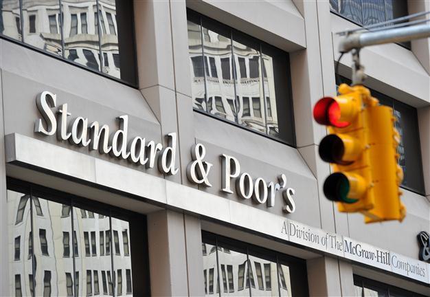 Merkel downplays possible S&P downgrade