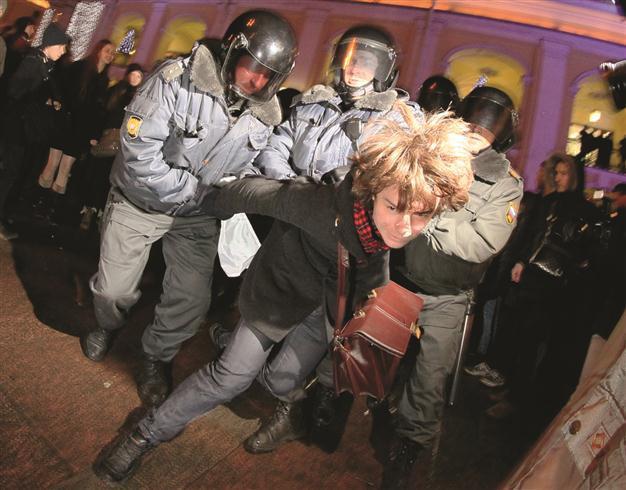 Moscow sends army to stop poll protests