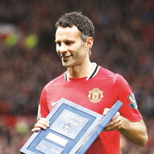 Giggs leads the way for resurgent Manchester United