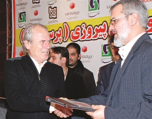 Veteran Turkish coach Denizli signs contract with Persepolis