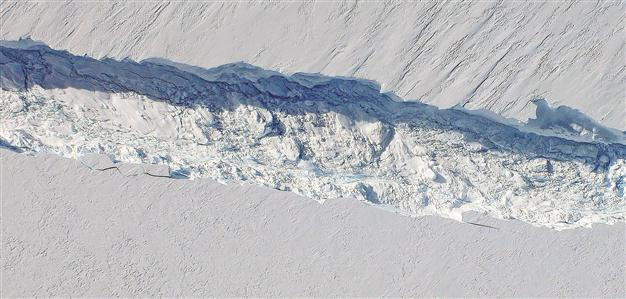 A massive crack growing in Antarctic ice sheet