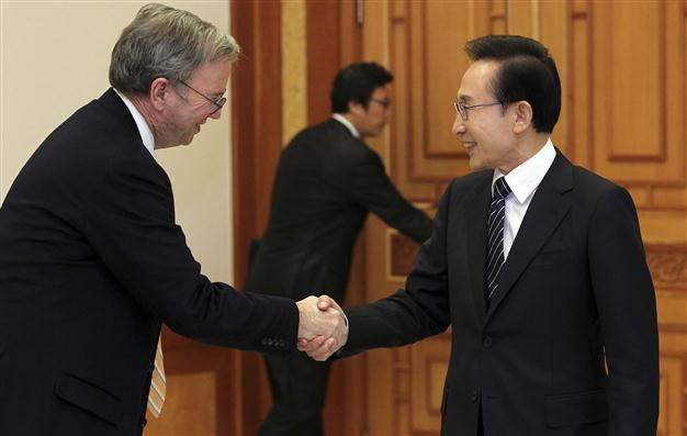 Google chief urges S. Korea to open up Internet