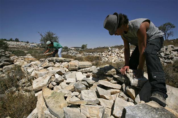 Settlers clash with Israeli troops in West Bank