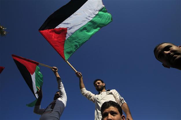 Palestinian flag raised at UNESCO after admission