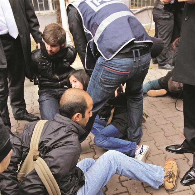 5 detained for protesting president