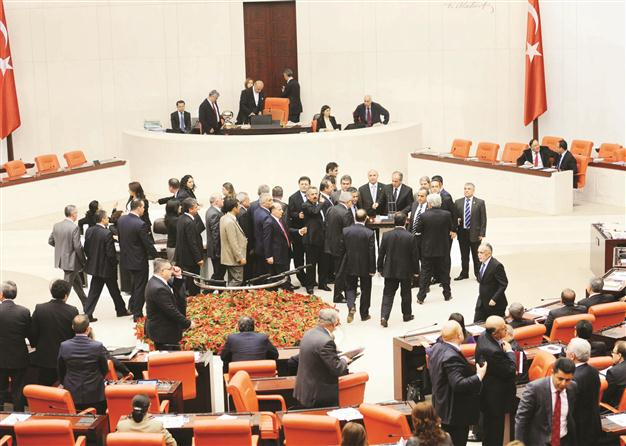 CHP deputies seize rostrum