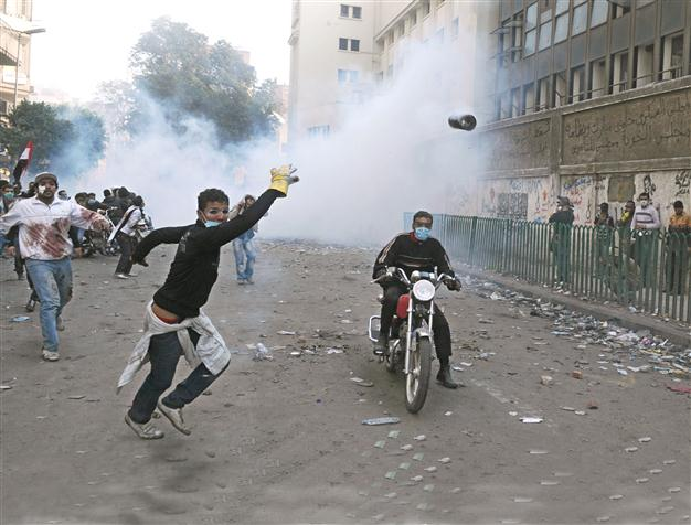 Crowds swell as Egypt army starts crisis talks