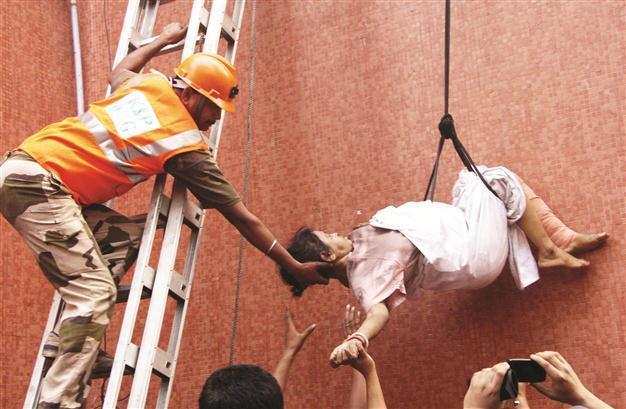 Kolkata hospital staff flees as fire kills 89