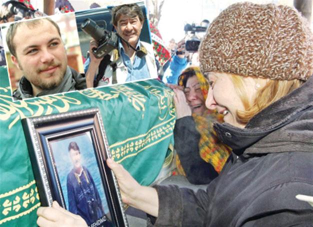 Reporters laid to rest as Van hotel toll rises to 40