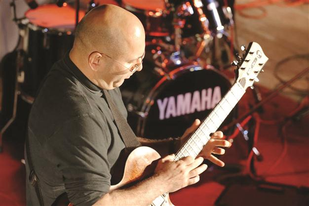 Akın Eldes to perform at Mask Live Music Club