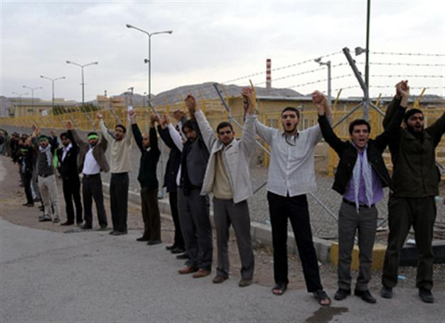 Iran students form chain to defend nuclear site