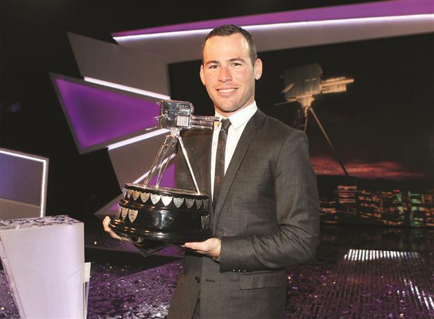 Cycling ace Cavendish makes switch to Sky