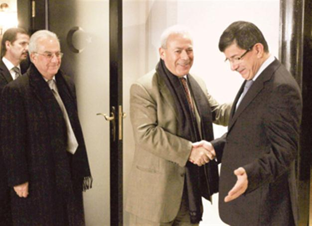 Turkey eyes official apology from Syria