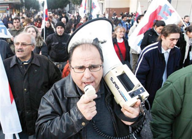 20,000 Greek civil servants put on standby