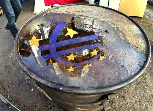 World central banks agree on joint loan plan