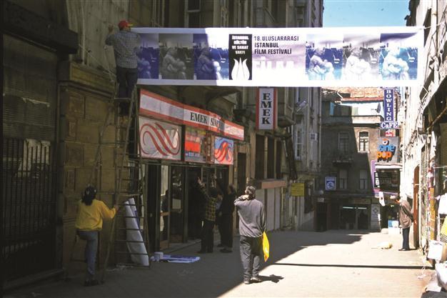 İKSV volunteers work to save Emek cinema from demolition