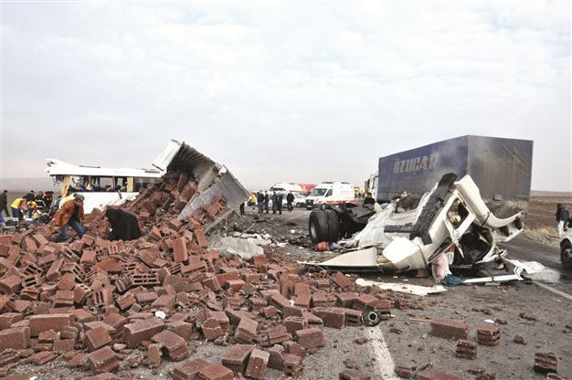 Traffic accident kills 25 in SE Turkey, 16 injured