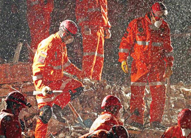 Blame game flares up over Van quake fiasco