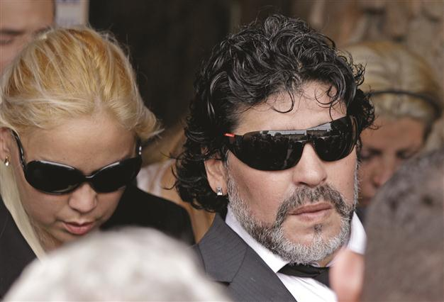Maradona hits out at Pele in Messi row