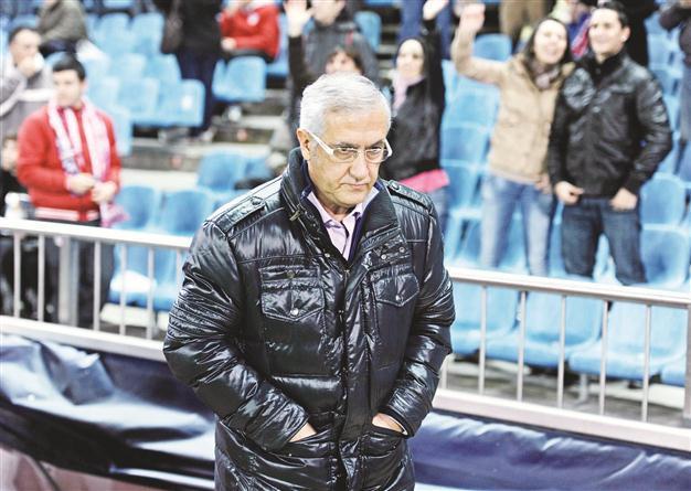 Atletico Madrid coach Manzano on the brink after cup exit