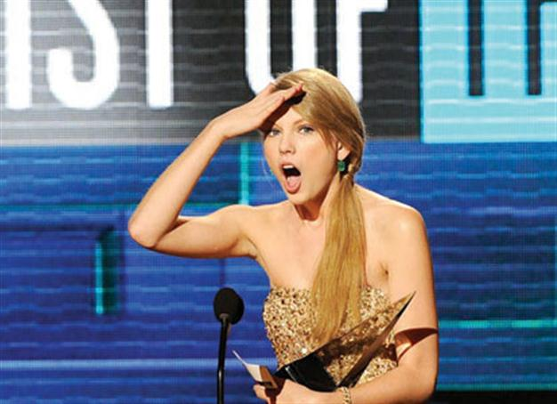 Taylor Swift wins big at American Music Awards
