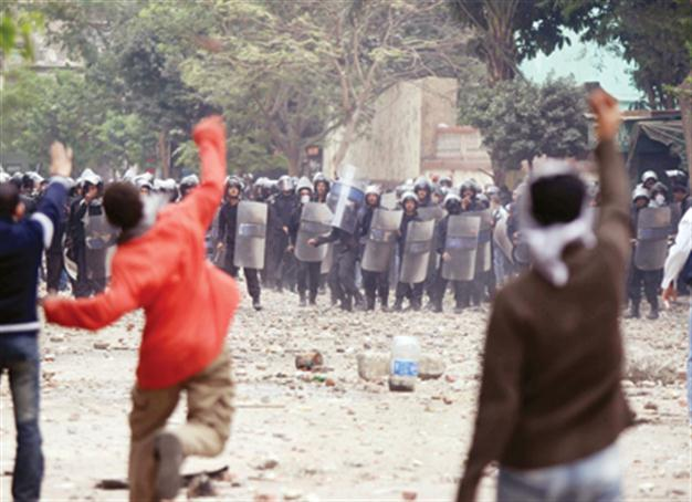 Army, police clash with protesters in Tahrir