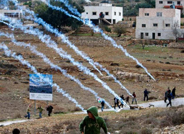 Israel shuts peace radio citing license issue