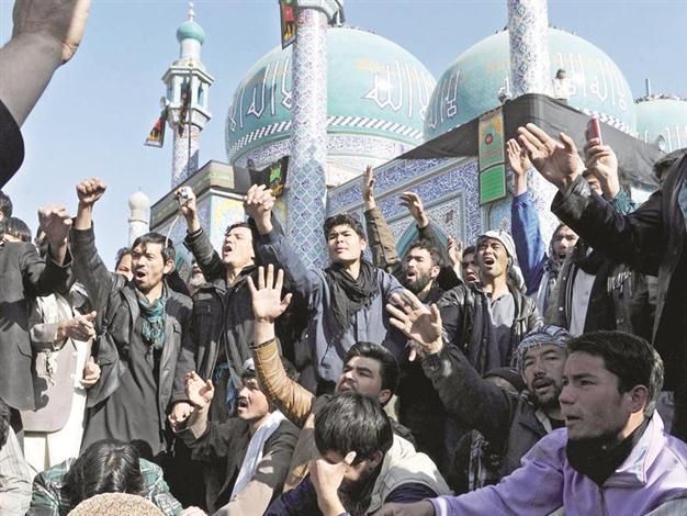 Afghans point at Pakistani group for bloody Ashura