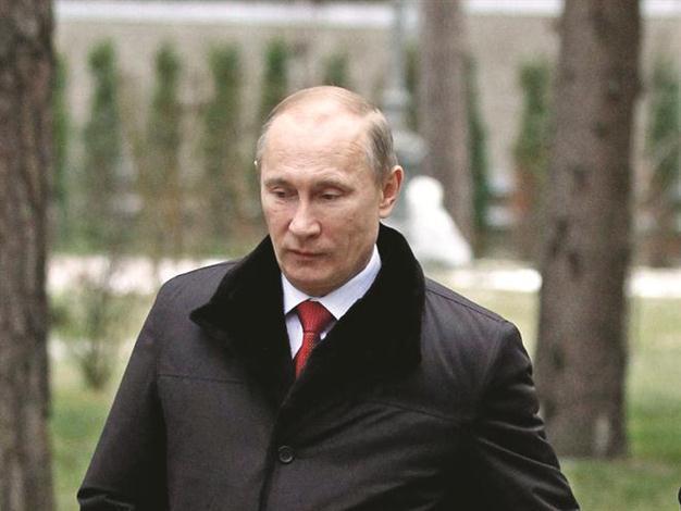 Putin rebukes Clinton for fueling rallies