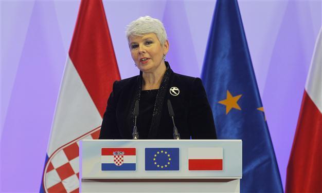 Croatia signs EU accession treaty