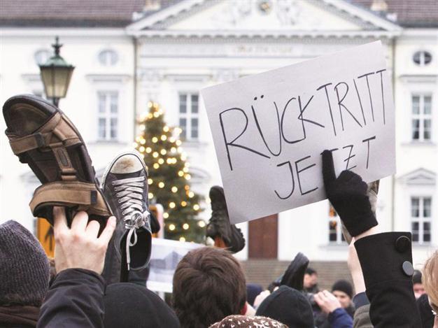 Opposition pressures Merkel on Wulff case