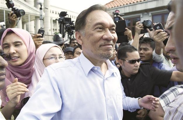 Anwar Ibrahim freed, vows to win elections