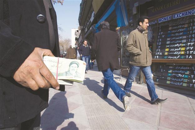 Iran bans unofficial money trade after rial fall