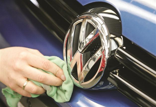 VW claims global top spot in car sales