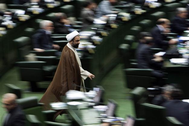 Iran Parliament delays bill to cut EU oil exports