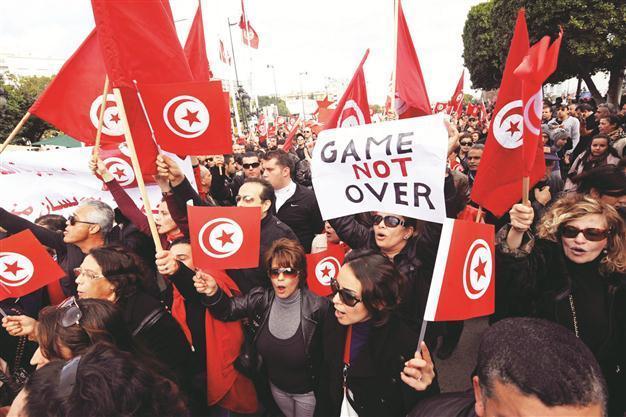 Thousands protest extremism in Tunis