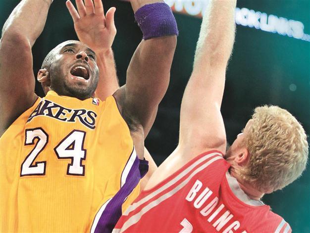 Kobe pours in 37 as Lakers down Rockets
