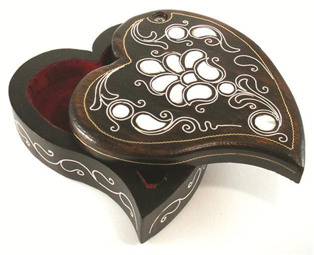 Mother-of-pearl turning into art in female hands