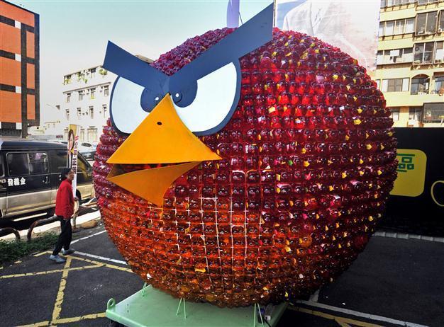 Popular game Angry Birds premiers on Facebook